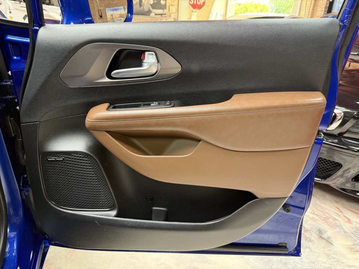 Used 2018 Chrysler Pacifica Limited w/ Tire & Wheel Group FWD image 34