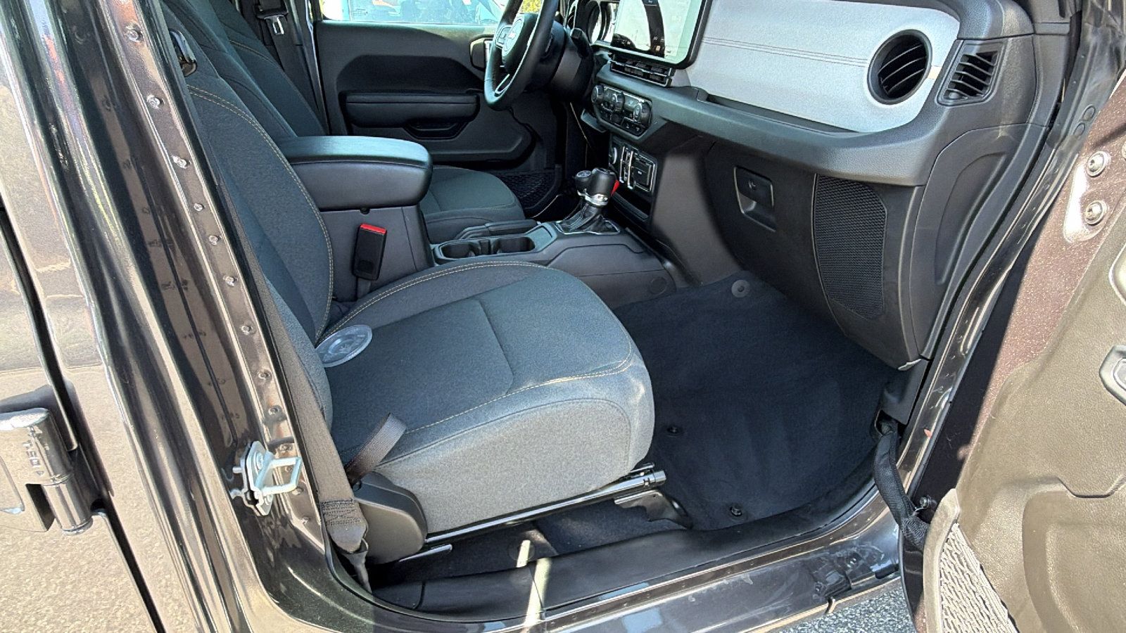 Used 2024 Jeep Wrangler Unlimited AWD/4WD image 19