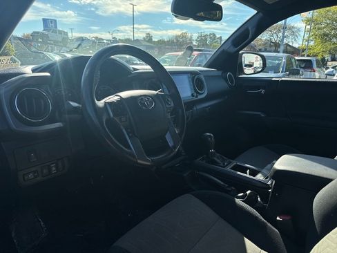 Used 2022 Toyota Tacoma TRD Sport image 14