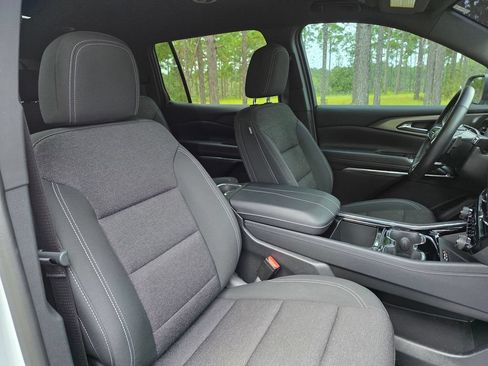 Used 2025 Chevrolet Traverse LT FWD image 26