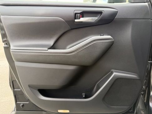 Used 2021 Toyota Highlander XLE image 15