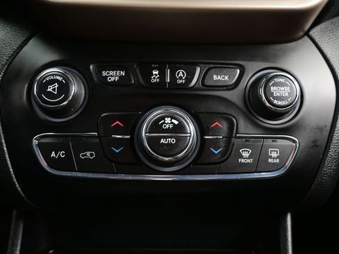 Used 2016 Jeep Cherokee Latitude w/ Comfort/Convenience Group AWD/4WD image 19