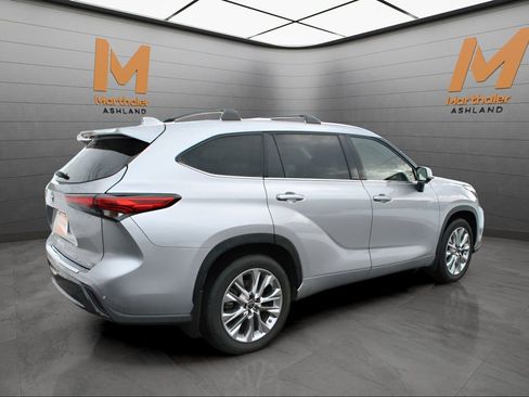 Used 2023 Toyota Highlander Limited image 4