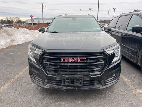 Used 2024 GMC Terrain SLE w/ Driver Convenience Package image 2