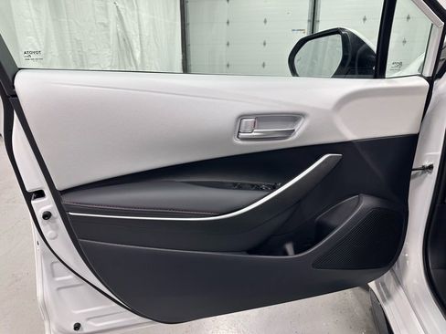 Used 2025 Toyota Corolla SE w/ SE Premium Package image 8