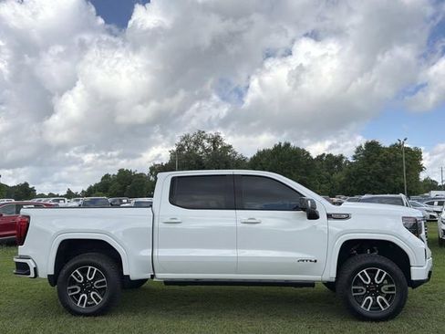Used 2023 GMC Sierra 1500 AT4 w/ Technology Package AWD/4WD image 5