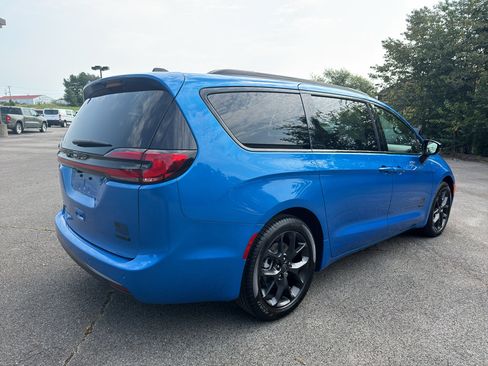 New 2027 Chrysler Pacifica Select FWD image 5