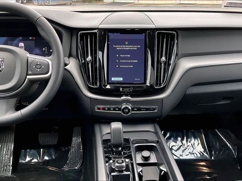 Used 2025 Volvo XC60 B5 Core w/ Climate Package image 9