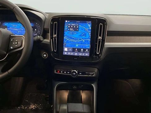 Used 2025 Volvo XC40 B5 Core AWD/4WD image 48