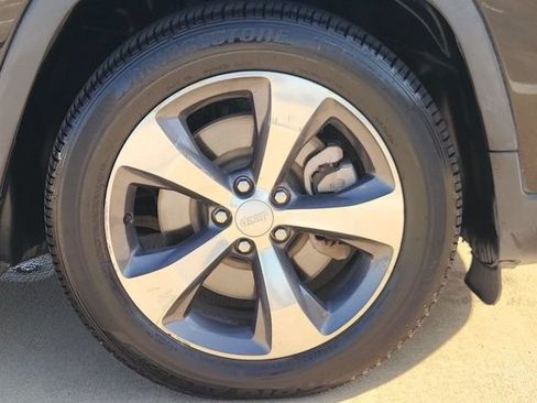 Used 2019 Jeep Cherokee Limited FWD image 10
