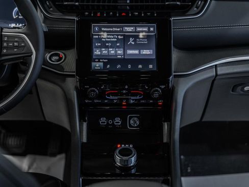 New 2025 Jeep Grand Cherokee Altitude image 20