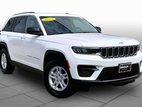 Used 2023 Jeep Grand Cherokee Laredo w/ Luxury Tech Group I AWD/4WD image 3