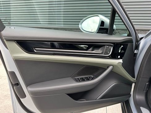 Used 2025 Porsche Panamera RWD image 14