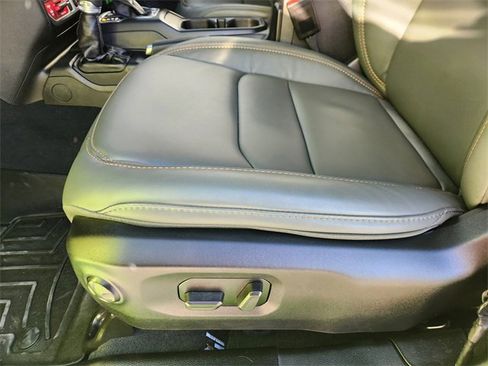 Used 2025 Jeep Gladiator Mojave w/ Convenience Group image 25