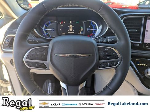 Used 2022 Chrysler Pacifica Limited image 28
