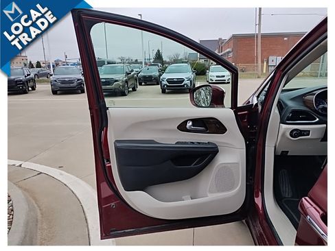 Used 2022 Chrysler Pacifica Limited image 12
