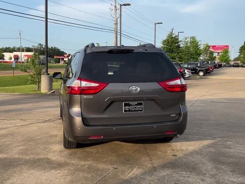 Used 2017 Toyota Sienna XLE image 4
