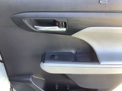 Used 2021 Toyota Highlander XLE AWD/4WD image 18