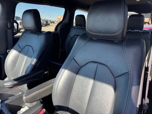 Certified 2025 Chrysler Pacifica Select image 11