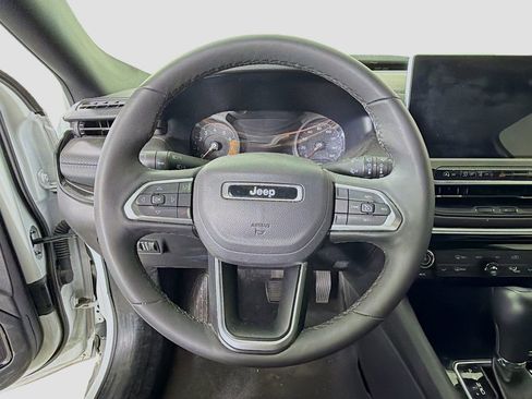 Used 2025 Jeep Compass Latitude w/ Convenience Group image 14