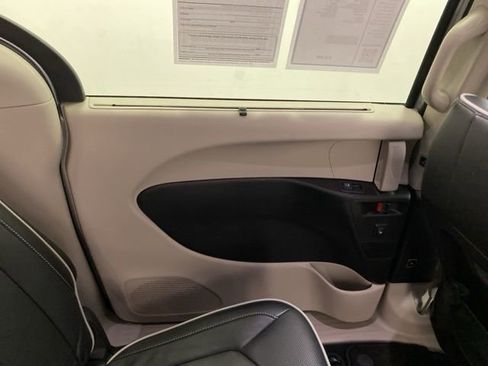 Used 2024 Chrysler Pacifica Limited image 26