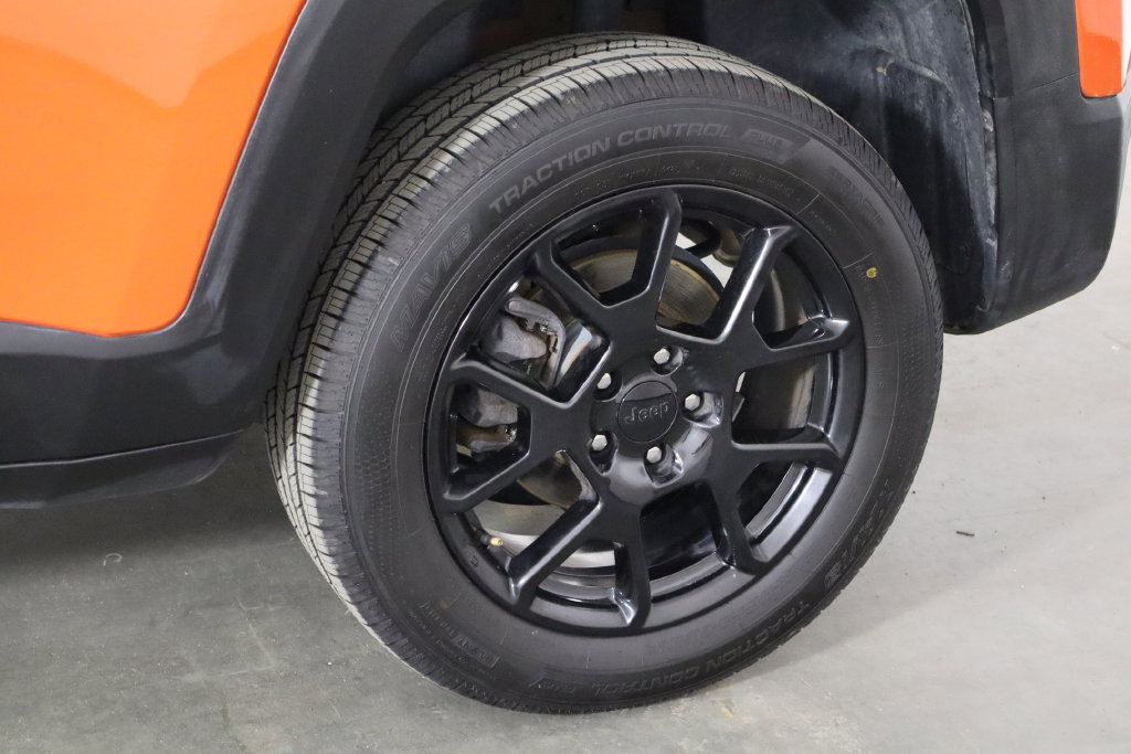 Used 2020 Jeep Renegade Altitude w/ UConnect 8.4 Nav Group AWD/4WD image 39