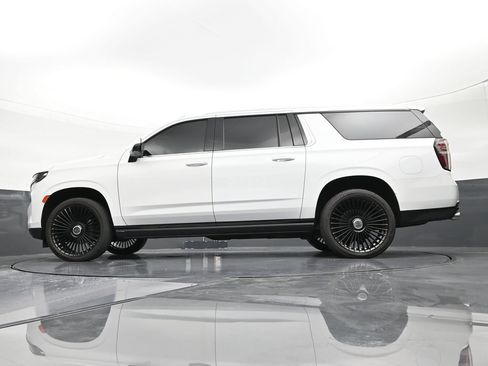 Used 2021 Chevrolet Suburban High Country w/ Premium Package 2 AWD/4WD image 21