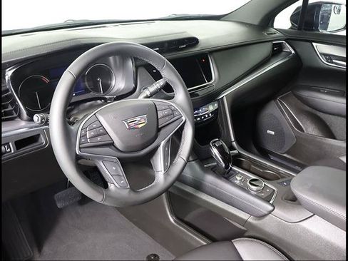 Used 2025 Cadillac XT5 Luxury FWD image 6