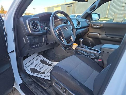 Used 2023 Toyota Tacoma TRD Off-Road image 11