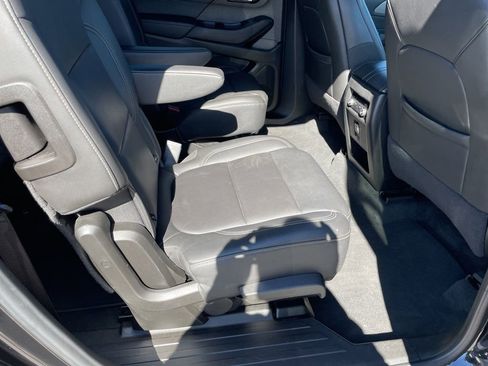 Used 2023 Chevrolet Traverse LT image 33