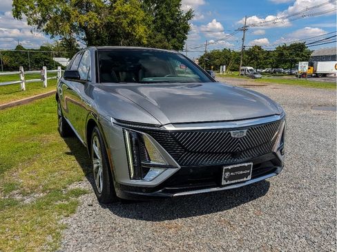 Used 2024 Cadillac Lyriq Tech AWD/4WD image 3
