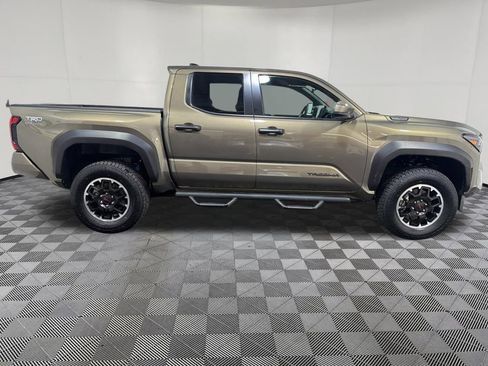 Used 2025 Toyota Tacoma TRD Off-Road AWD/4WD image 7