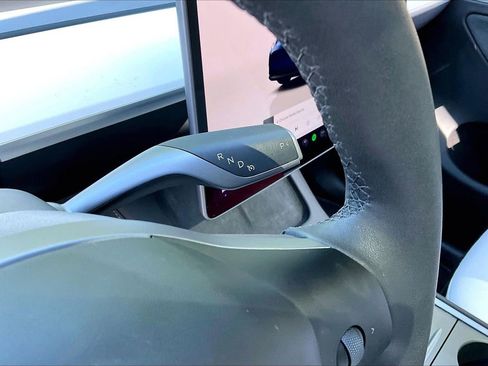 Used 2024 Tesla Model Y Performance AWD/4WD image 33