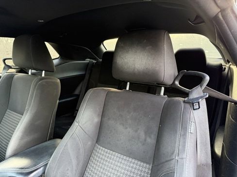 Used 2015 Dodge Challenger SXT image 9