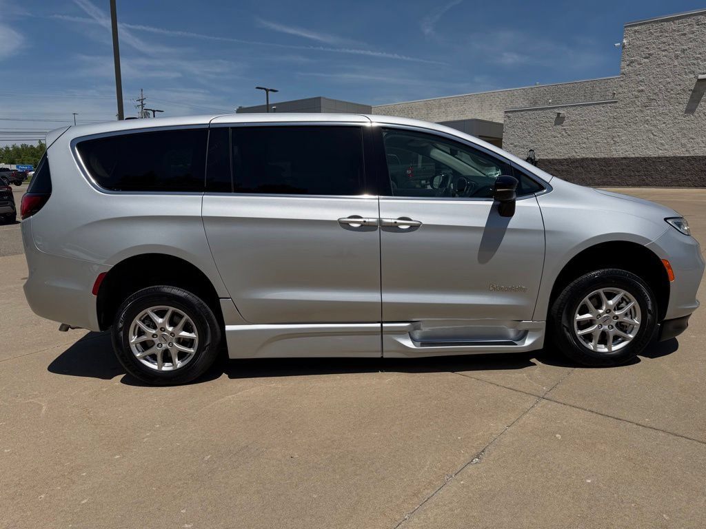 Used 2024 Chrysler Pacifica Touring-L FWD image 6