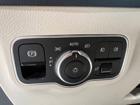 Used 2025 Mercedes-Benz GLB 250 4MATIC image 19