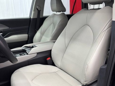 Used 2025 Toyota Grand Highlander AWD image 12