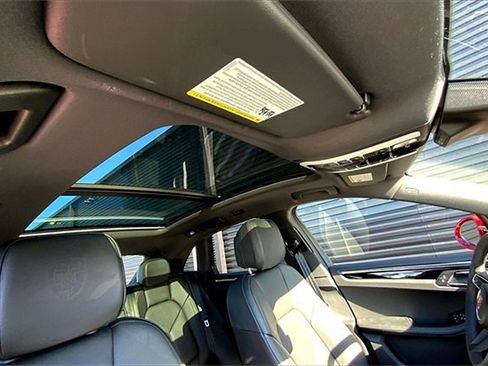 Used 2025 Porsche Macan image 32