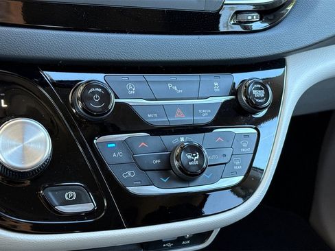 Used 2020 Chrysler Pacifica Touring image 28