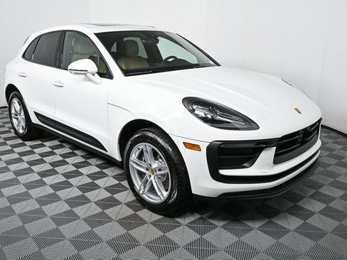 Certified 2025 Porsche Macan AWD image 25