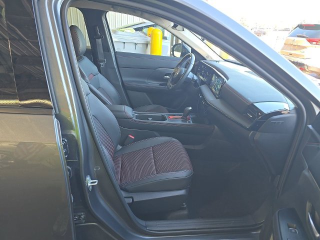 Used 2026 Nissan Kicks SR AWD/4WD image 5