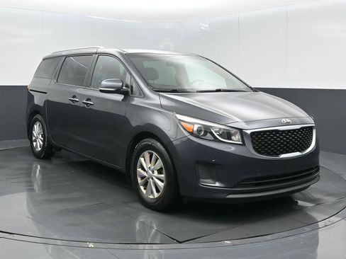 Used 2017 Kia Sedona LX w/ LX Essentials Premium Package image 2