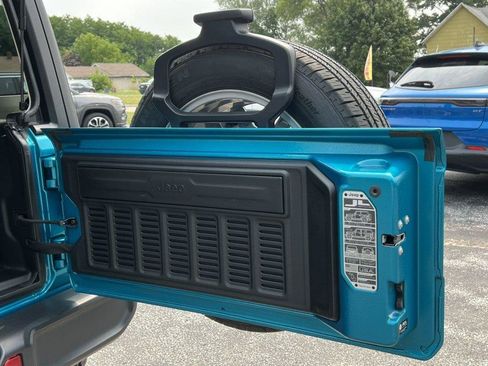 Used 2024 Jeep Wrangler Unlimited w/ Convenience Group AWD/4WD image 32