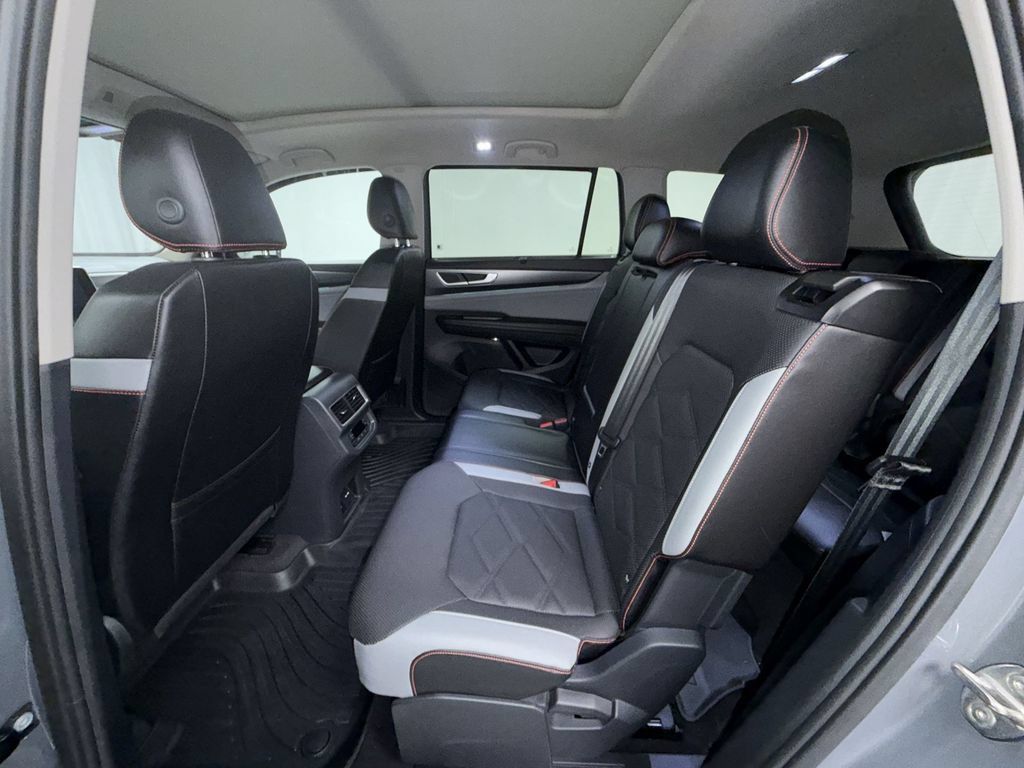Used 2024 Volkswagen Atlas Peak Edition SE AWD/4WD image 5