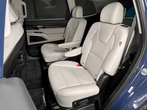 Used 2025 Kia Telluride S AWD/4WD image 17