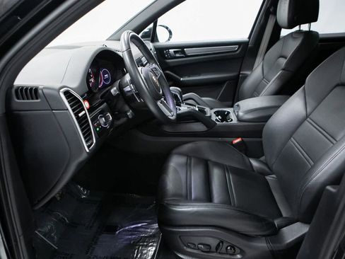 Certified 2023 Porsche Cayenne Platinum Edition image 16