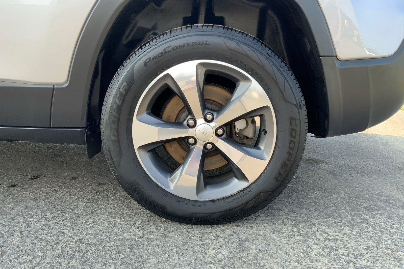 Used 2019 Jeep Cherokee Limited AWD/4WD image 28