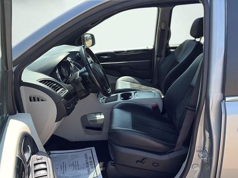 Used 2019 Dodge Grand Caravan SXT FWD image 2