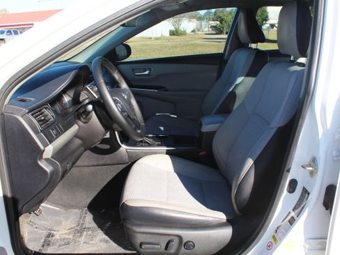 Used 2017 Toyota Camry SE w/ Moonroof Package image 26