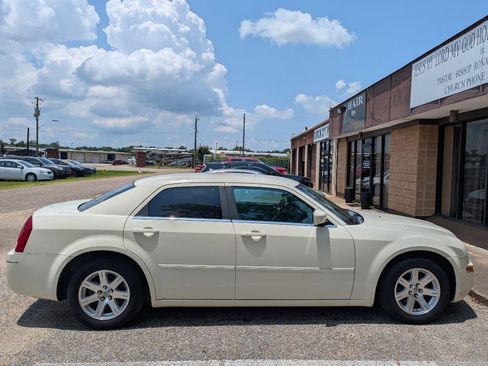 Used 2006 Chrysler 300 Touring w/ Comfort/Convenience Group RWD image 19